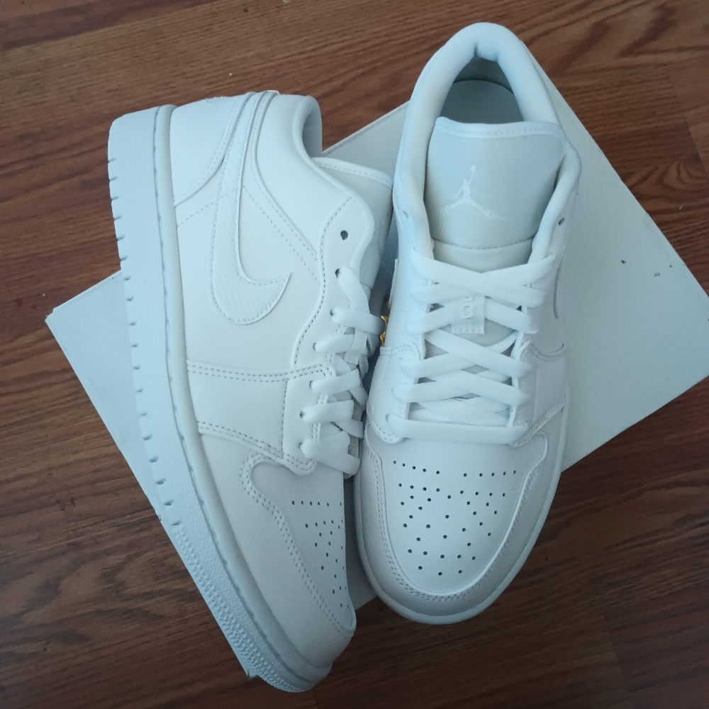 ❣️SOLD❣️WHITE AIR JORDAN 1 LOWS